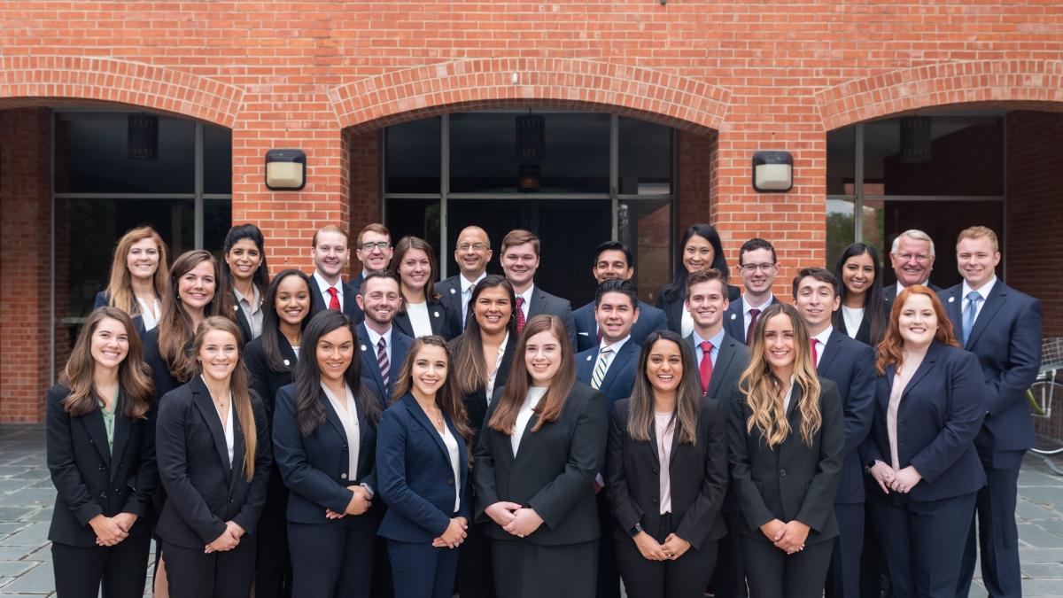 的 on-campus class of 2021 gathers for a photo in professional attire